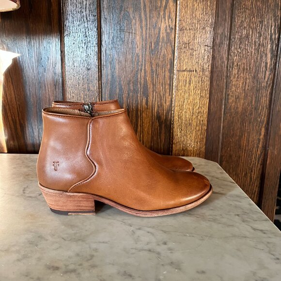 Frye Leather Zip Ankle Boots Carson Piping Cognac - Medium - Picture 6 of 7